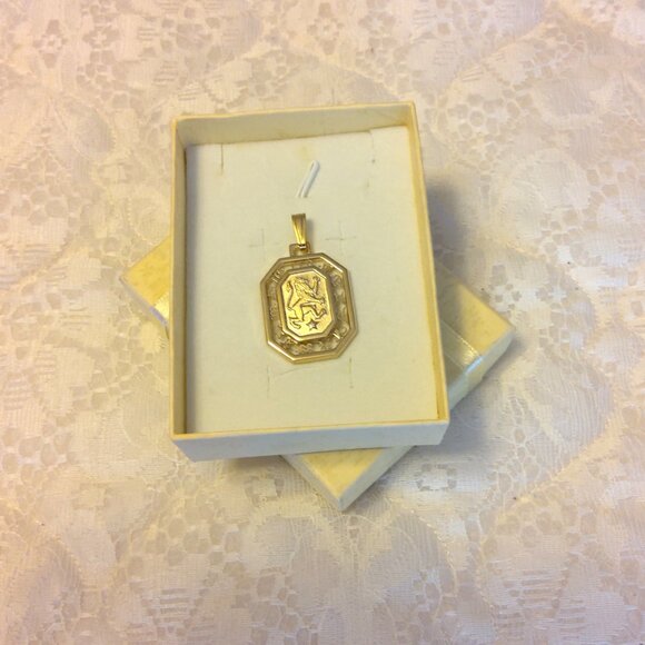 VTG Leo Lion Zodiac Sign Rectangle Charm Vintage Gold Tone Pendant - Picture 6 of 8